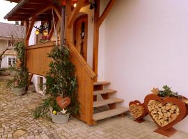 Gemütl. Ferienhaus mit Sauna für bis zu 4 Erwachsene und 3 Kinder und Hund, family hotel in Bad Heilbrunn
