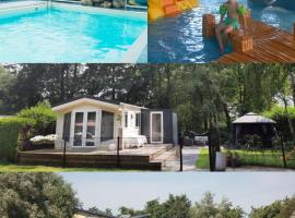 VakantieNoord, chalet 6p with veranda, located in Friesland, 5 stars camping on the lake, khách sạn ở Suameer