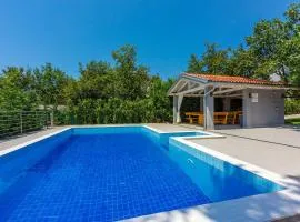 Besondere Villa mit Pool, 350 Meter zum Strand