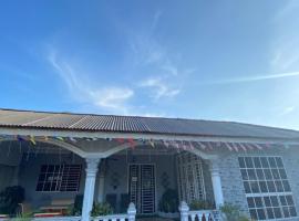 Teratak Tiga Homestay Padang Besar, rumah tamu di Kaki Bukit
