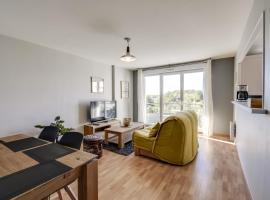 Chic apart avec terrace et parking, hotel in Cergy