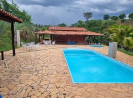 Sitio com piscina e lagoa, hôtel avec parking à Jaboticatubas