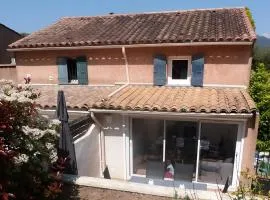 GASETIENNE Mazet T2 dans domaine avec piscines et tennis