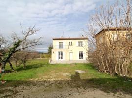 Luberon Large House 4 bedrooms, hotell i La Tour-dʼAigues