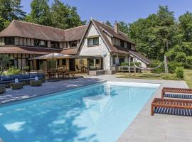 Maison avec piscine proche Chambord et Loire، فندق مع موقف سيارات في Saint Laurent Nouan