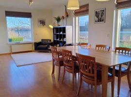 8 person farmhouse with sauna, sumarhús í Toldijk