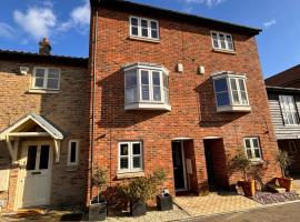 Stylish 3 bedroom townhouse for 5 guests, set in the medieval grid with off street parking, casa de temporada em Bury Saint Edmunds
