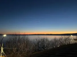 Fronte lago , mansarda da favola