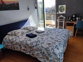 Grande chambre SDB privée avec balcon, holiday rental in Lannion