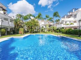 4 Bed House with Pool Walk to Puerto Banus Fast Internet, hotell i Marbella
