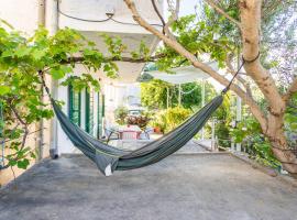 Seaview Holiday Apartments, hotel in Slatine