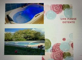 Villa avec balneo, piscine, véranda et garage, hotell med parkeringsplass i Avermes