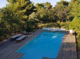 Propriete d'une chambre avec piscine partagee terrasse et wifi a Grambois, מלון בGrambois