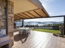 L301 - Bilocale caposchiera con giardino e vista sulla spiaggia di Porto Mannu
