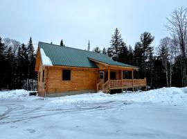 65PT New Log Cabin in Private Setting. Hot tub. Gym/Pool Access!, hotel Twin Mountainben