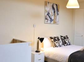 Comfortable 2 Bedroom House، شقة في Beeston Hill