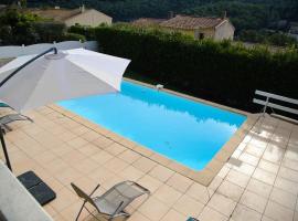 élégante villa avec piscine privée près de cassis, hotel em Carnoux