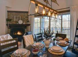 Huge condo in front of Tremblant ski resort, cottage sa Mont-Tremblant