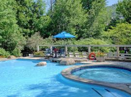 Huge condo in front of Tremblant ski resort, khách sạn ở Mont-Tremblant