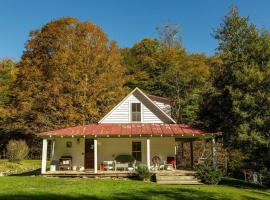 Private Rustic Farmhouse - 105 Quiet Acres, hytte i Trade