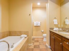 Legacy Villas Resort Luxury Next to Paseo Fountain, hotel in La Quinta
