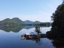 Suite overlooking the lake & mountains with resort, αγροικία σε Lac-Superieur