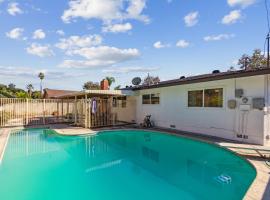 Modern Relaxing Retreat with Private Pool home, hotel a Azusa