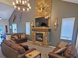 5 BR Coyote Cliff Corner HUGE Luxury w/Hot Tub and Linens