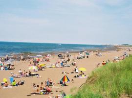 Beachside Cottage w/beach access - Aboiteau Beach, cabin in Cap-Pele