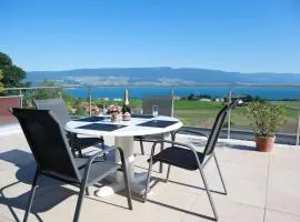 Chalet with Stunning Lake and Mountain Views avec une vue à couper le souffle, une spacieuse terrasse et jardin