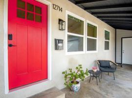 Beautiful 3 Bed 1 Bath Designer Home + Hot Tub, cottage in North Hollywood
