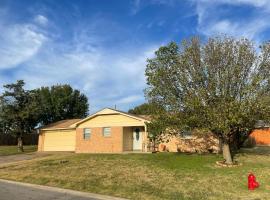 Cozy 3bd Family-friendly Home (Near Ft. Sill & VA), cottage in Lawton
