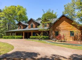 Luxe Hot Springs Cabin w/Pond and Game Room!, hotel u gradu Pearcy