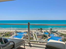 Oceanfront Gem with Pools & Private Beach, cabaña en Playa Encanto