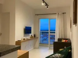 Apto completo com 02 quartos climatizados, estacionamento e portaria 24 horas, próximo ao Aeroporto!