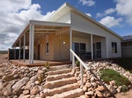 Poseidon's Oasis - Entire Home - Moonta Bay, holiday home in Port Moonta