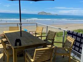 Ultimate Beach Front, hotel with parking in Waimarama