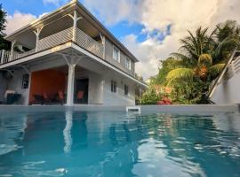 Bas de villa avec piscine privée - Bleu Azur، فندق مع موقف سيارات في Rivière-Salée