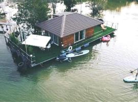 บ้านกลางโดม Baan Klang Dome, hotel in Ban Huai Hai