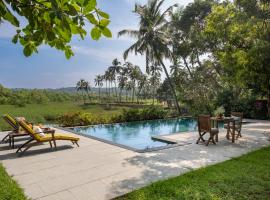 Frangipani by Hireavilla - 4BR with Private Pool in Nerul، فندق مع مسابح في Nerul