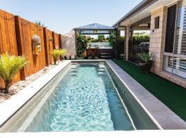 Entertainer's Paradise! Child & pet friendly Pool spa, movie room - close to Australia Zoo – hotel w mieście Beerwah