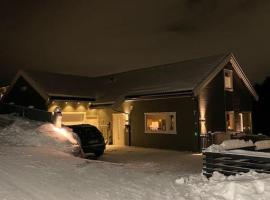 Hus i landlige omgivelser nær Granåsen skianlegg, hytte i Trondheim