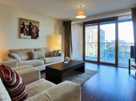 Large Bright Apartment by Dun Laoghaire Harbour, hotel ieftin din Dublin