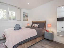 Lovely 2-Bedroom Condo With Balcony and Park View, acomoda&ccedil;&atilde;o em condom&iacute;nio em Londres