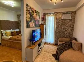 Cozy Condo with Swimming Pool, WIFI & Netflix good for 4PAX