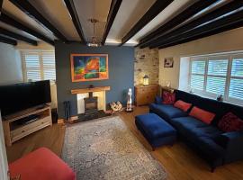 Virginia House A Contemporary Cosy Period Cottage，Middleton Tyas的有停車位的飯店