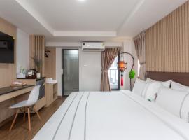 โรงแรมเซเว่นรัชดา S7VEN RATCHADA, hotel v destinaci Ban Na Song