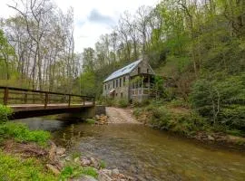 Kibbin Private, Luxury Stone Cottage by Creek