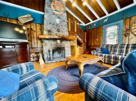 Fireplace beach access pet friendly, hotel with parking in Sainte-Agathe-des-Monts