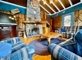 Fireplace beach access pet friendly, hotel in Sainte-Agathe-des-Monts